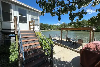 Image de Osceola Lake Bungalow ~ 2 miles to Downtown Hendersonville - Free paddle gear