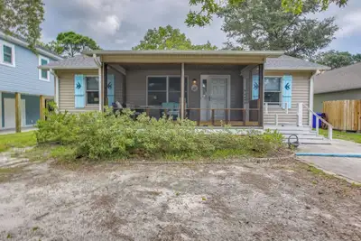 Image de Dog-Friendly Oak Island Rental - 1 Mi to Beach!