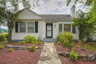 Image de Cumberland Cottage w\/ Screened Porch + Fire Pit!