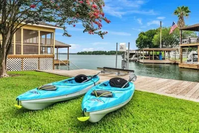 Image de Waterfront getaway w/boat dock, kayaks & games