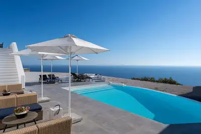 Luxurious Santorini Escape | Villa Imerovigli | Private Infinity Pool | Breathtaking Aegean Views