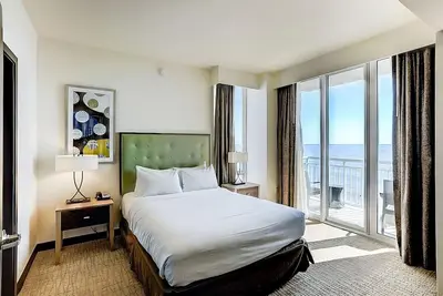Image de Waves and Sunshine Awaits! Swimming Pool, Full Kitchen, Ocean Front!