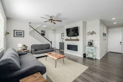 Image de Cozy Home with Fireplace and Game Room 15-20 mins to Downtown