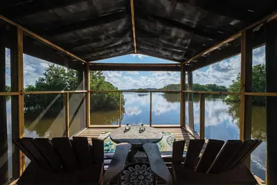 Image de Kiss Me Kottage- Private Waterfront Home!