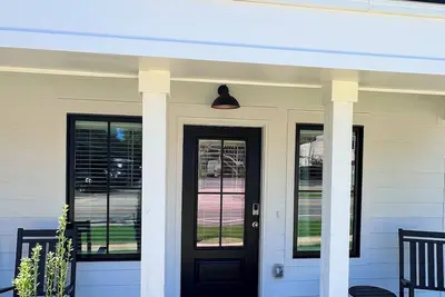 Image de New Luxury 1br Cottage in Downtown Auburn! !