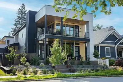 Image de Luxury Downtown Escape – Near Sherman Ave Shops, dining, beaches, parks & more!