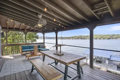 Image de Stunning Sunsets, Vibrant Bars and Restaurants at the Waterfront