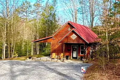 Image de Appalachian Mountain Cabin-Modern-Cozy-Secluded-Fire Pit-Wifi-Pets Welcome