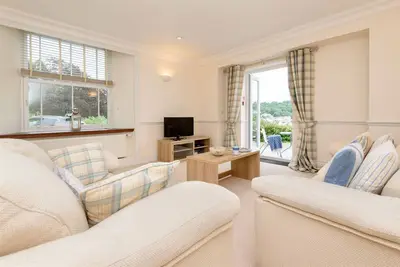 Image de Ground floor apartment with parking, close to the centre of Looe