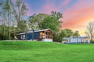 Image de Tiny House Cabin w/Private Firepit + Boat Parking Mins to Boat Ramps