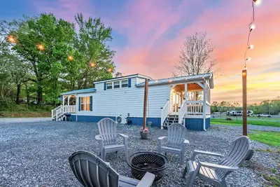 Image de Retro Themed Tiny House w/Boat Parking + Private Firepit & Minutes Boat Launch