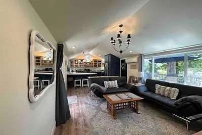 Image de Be Our Guest-Cheerful Cozy Retreat.