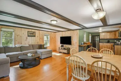 Image de 5-Acre Brantingham Property w\/ Porch & Grill!