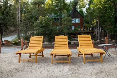 Image de chic old style cabin, forest suite & dome lake front. Private beach and own dock