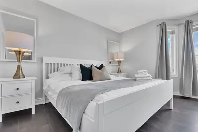 Image de *High-Ceiling* Home & *Relaxing Patio* in Waterloo