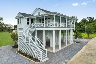 Image de Gorgeous luxury modern home just steps to the beach!
