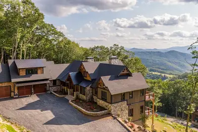 Image de Up and Away at Eagles Nest - Luxury home, hot tub, views