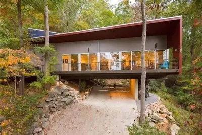 Image de Tara's Treehouse | Secluded Modern Retreat | Pet-Friendly and Fire Pit