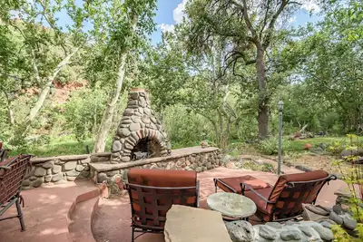 Image de On The Creek  With Private Creek Access & Luxury Retreat!