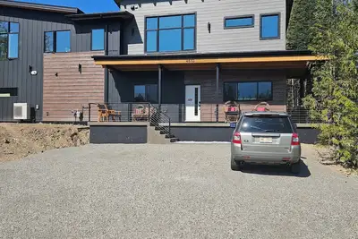 Image de Newly built Fernie Alpine Retreat - beautiful mountain views off private deck.