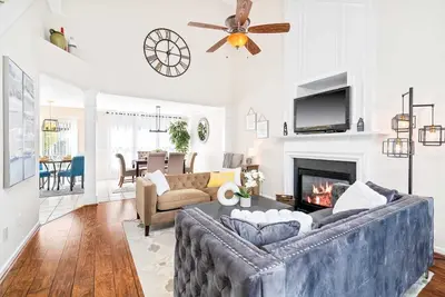 Image de Stylish Home Pet-Friendly 3br 3ba Private Fence Backyard