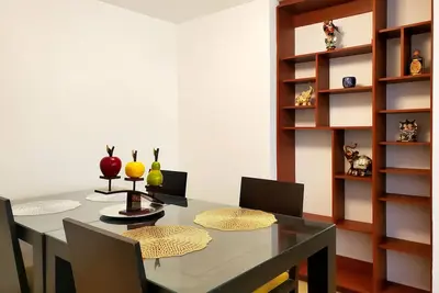 Image de CĂłmodo departamento para parejas y familia, en el centro financiero de Quito.
