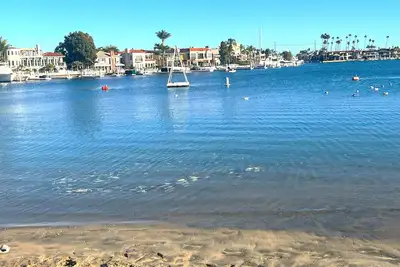 Image de Steps to the water, 2bd/2ba bay retreat, sleeps 6, Ac, parking! All new & clean.
