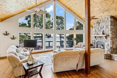 Image de Davies Hollow Cove | Lakehouse in Sunrise Beach with private dock & game room