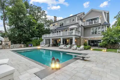 Image de Gorgeous, Peaceful Sanctuary on lake minutes from Boston & all local colleges.