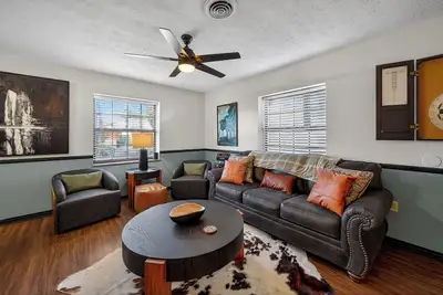 Image de Top floor Downtown Loft-Walk to Downtown Morristown, Pool table, Ping Pong & Bar