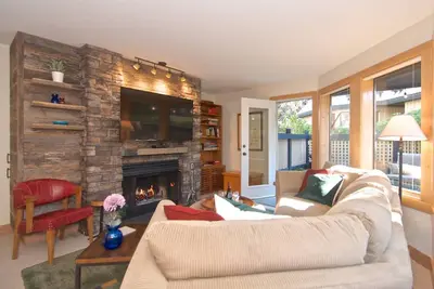 Image de Ground floor townhouse- across street from ski path. Whistler Green Villas
