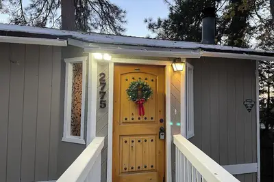 Image de Cozy Cabin in downtown Running Springs! \nMinutes to Lake Arrowhead!