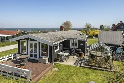 Image de \"Ylvie\" - 150m from the sea by Interhome
