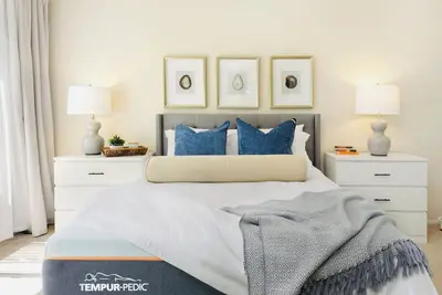 Image de Serene modern beach house in a residential quiet neighborhood