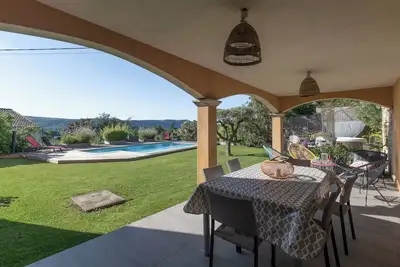 Image de Maison de vacances \"Logement Spacieux Agréable\" avec vue sur la montagne, piscine privée et Wi-Fi