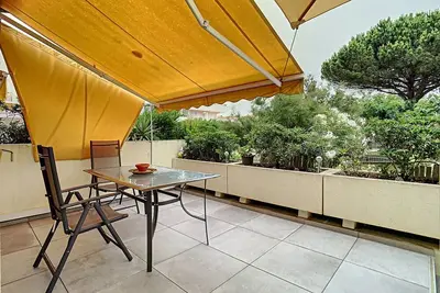 Image de Studio lumineux avec terrasse, climatisé, proche port & plage, parking privé