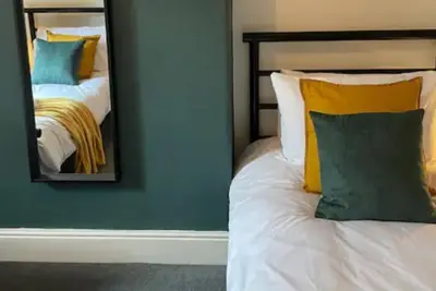 Image de Stylish 3 bed terraced house with free parking