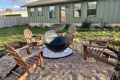 Image de Ms Dot’s 290 Wine Trail Farmhouse-Downtown Jc- Fire Pit - Covered Patio