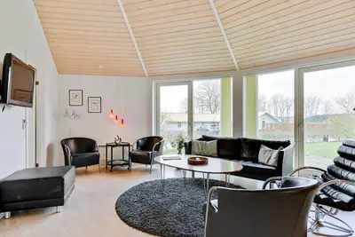 Image de \"Adrienne\" - 35km from the sea by Interhome