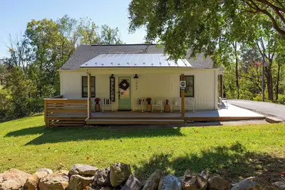 Image de Entire Mid-Century Modern Farmhouse-Style Cottage hosted by Heather