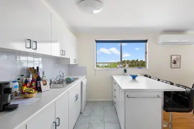 Image de Picturesque Lakeside Getaway: Views, Beach, Park