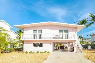 Image de Newly renovated Port Antigua canal front home with convenient dockage!