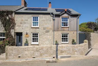 Stargazy Cottage, family friendly, with hot tub in Praa Sands