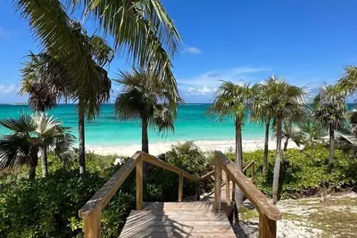 Image de Newly Remodeled Beachfront House on Pink-Sand Double Bay Beach