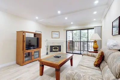 Image de Upgraded & Bright Unit. Forested & Quiet Location. Awesome Complex Amenities