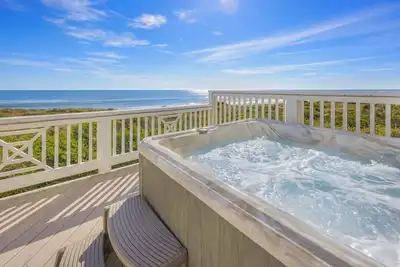 Image de Summer Savings - Oceanfront Dog Friendly with Hot Tub, Elevator, Beach Boardwalk