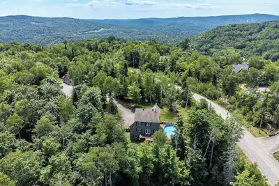 Image de Beautiful Chalet located minutes away from ski hills