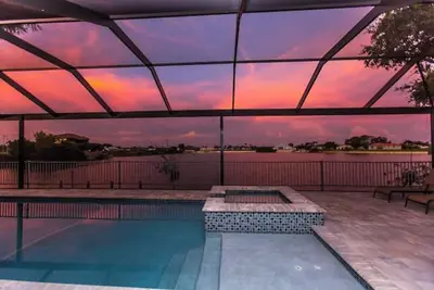 Image de Luxury Villa with gorgeous sunrise lake view