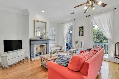 Image de Victorian Estate on Broughton Street w/ Parking By Lucky Savannah