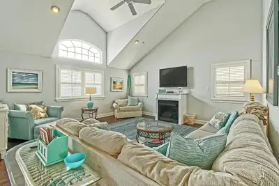 Image de Bright and Airy Condo. One block to the Beach. Great location.